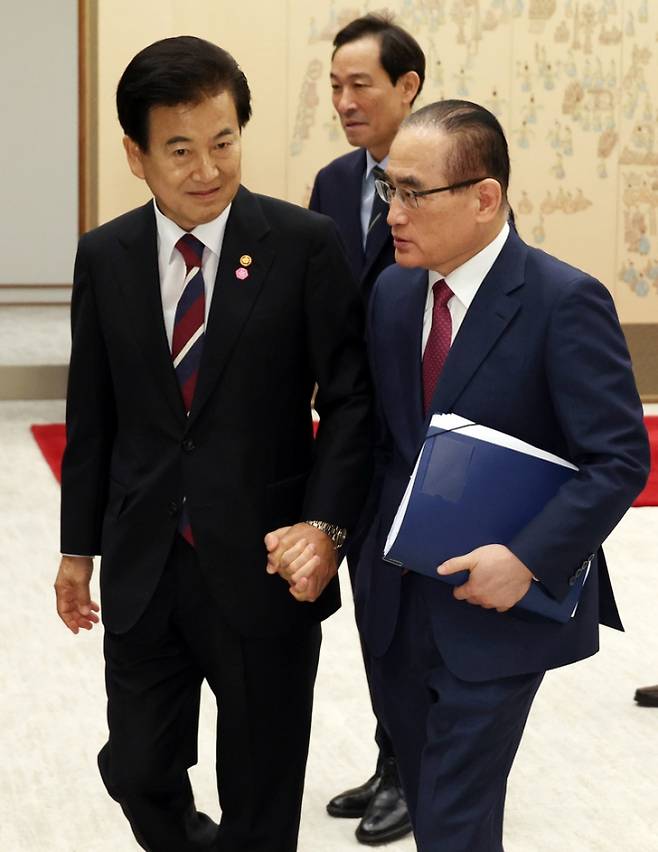 정동영(왼쪽) 통일부 장관과 위성락 국가안보실장이 28일 서울 용산 대통령실 청사에서 열린 신임 국무위원 및 국세청장 임명장 수여식에서 대화하고 있다.  뉴시스