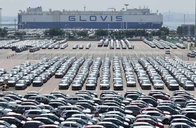 경기 평택항 부근에 수출용 자동차가 선적을 기다리며 줄지어 서 있다. 2025. 7. 24. 연합뉴스