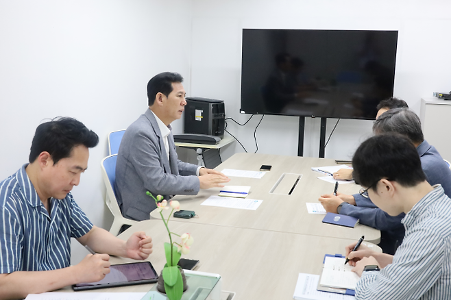 이영봉 의원. 7월 29일, 의정부시에 위치한 경기벤처창업지원센터 방문. 경기도 벤처스타트업과 관계자들과 함께 센터 노후화 현황 점검, 향후 개선 방향에 대해 논의. (사진=경기도의회)