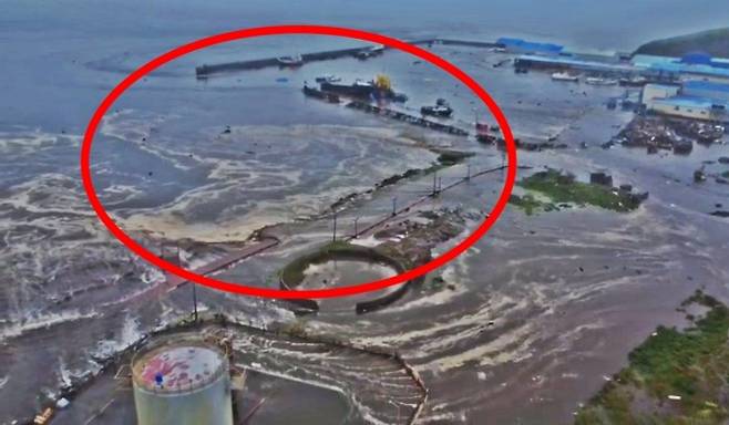 30일(현지시간) 러시아과학아카데미와 미국지질조사국(USGS)에 따르면 이날 오전 11시 24분 캄차카반도 동쪽 바다에 규모 8.8의 초강진이 발생했다. 사진은 이날 드론(무인기) 으로 본 세베로쿠릴스크 해안 마을. 쓰나미가 덮치고 있다. 세베로쿠릴스크는 캄차카반도 남쪽 해역의 쿠릴 열도에 위치한 러시아 사할린주 관할 도시다. 2025.7.30 러시아과학아카데미