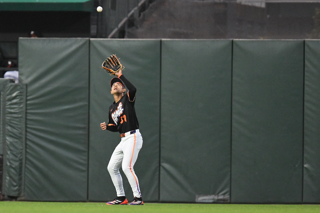 30일(한국시간) 피츠버그와 경기에서 뜬공을 잡아내고 있는 이정후. 샌프란시스코 로이터 연합뉴스