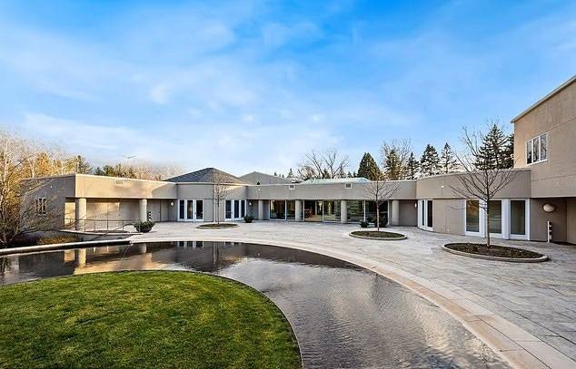 조던 저택 ‘챔피언스 포인트’의 전경 - 미국 일리노이주 하이랜드파크에 있는 이 저택은 마이클 조던이 직접 설계하고 수년간 공들여 지은 초호화 주택으로 최근 일반인을 위한 숙박 공간으로 새롭게 공개됐다. 출처=챔피언스 포인트