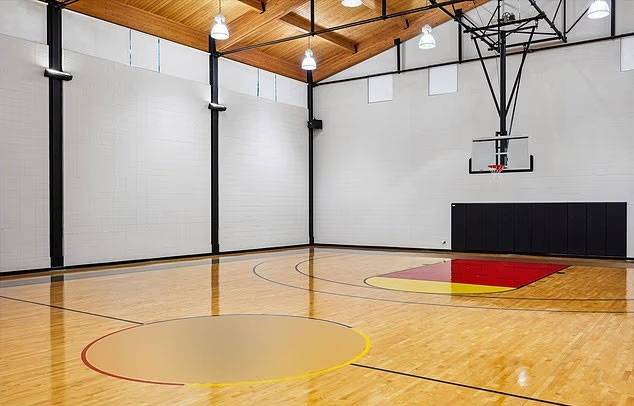 마이클 조던의 저택 내부에 마련된 실내 농구장. 출처=챔피언스 포인트