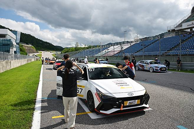 같은 팀의 동료들은 아반떼 N으로 대회에 출전했다. 사진: 김학수 기자