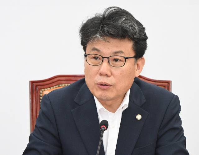 진성준 더불어민주당 정책위의장이 29일 서울 여의도 국회에서 열린 원내대책회의에서 현안에 관해 발언하고 있다. 오승현 기자