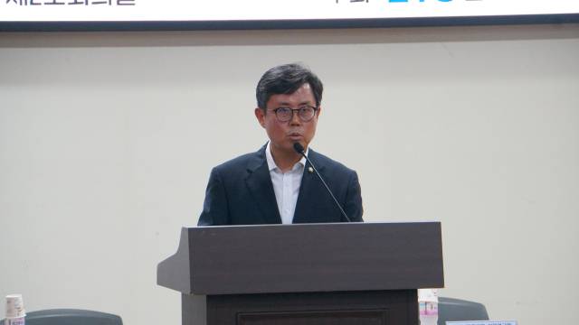 안도걸 더불어민주당 의원이 30일 서울 여의도 국회 의원회관에서 열린 ‘가치안정형 디지털자산의 발행 및 유통에 관한 법률 설명회’에서 발언하고 있다. 사진 제공=안도걸 의원실