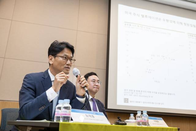 유재흥(왼쪽) AB자산운용 채권 부문 선임 포트폴리오 매니저와 이재욱 주식 부문 선임 포트폴리오 매니저가 30일 서울 여의도 FKI타워에서 열린 ‘2025년 하반기 글로벌 채권·주식 시장 전망 기자 간담회’에서 발언하고 있다. 사진 제공=AB자산운용