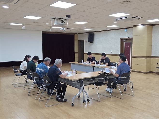 &nbsp;7월28일 동두천시 상패동 회의실에서&nbsp; 관계자들이 주민제안사업 발굴을 위한 주민참여예산 제1차 지역회의를 개최하고 있다.ⓒ동두천시 제공