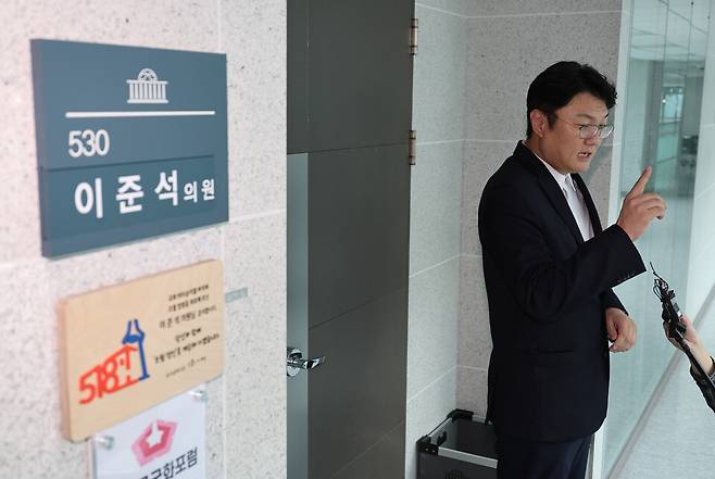 김정철 개혁신당 최고위원이 30일 서울 여의도 국회 의원회관 이준석 의원실 앞에서 김건희특검 관련 압수수색 절차적 문제점 및 준항고 주요 이유 언론 브리핑을 하고 있다. ⓒ연합뉴스