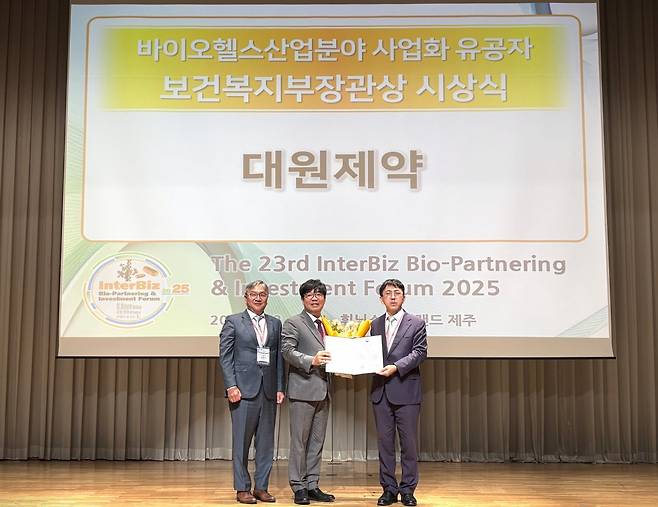 김정진 한국신약개발연구조합 이사장, 이아람 대원제약 중앙연구소 상무, 임강섭 보건복지부 보건산업진흥과장(왼쪽부터). 사진제공｜대원제약