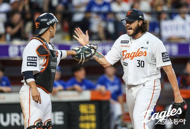 한화 폰세(오른쪽)가 30일 대전 삼성전에서 0이닝 0실점을 기록하며 위용을 뽐냈다. 폰세가 이닝을 마친 뒤 최재훈과 하이파이브를 하고 있다. 사진제공｜한화 이글스