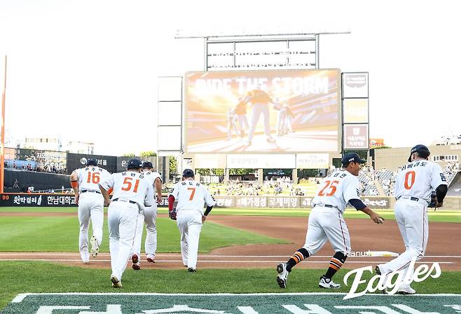 경기 시작과 함께 뛰어나가는 한화 선수들. 한화 이글스 제공