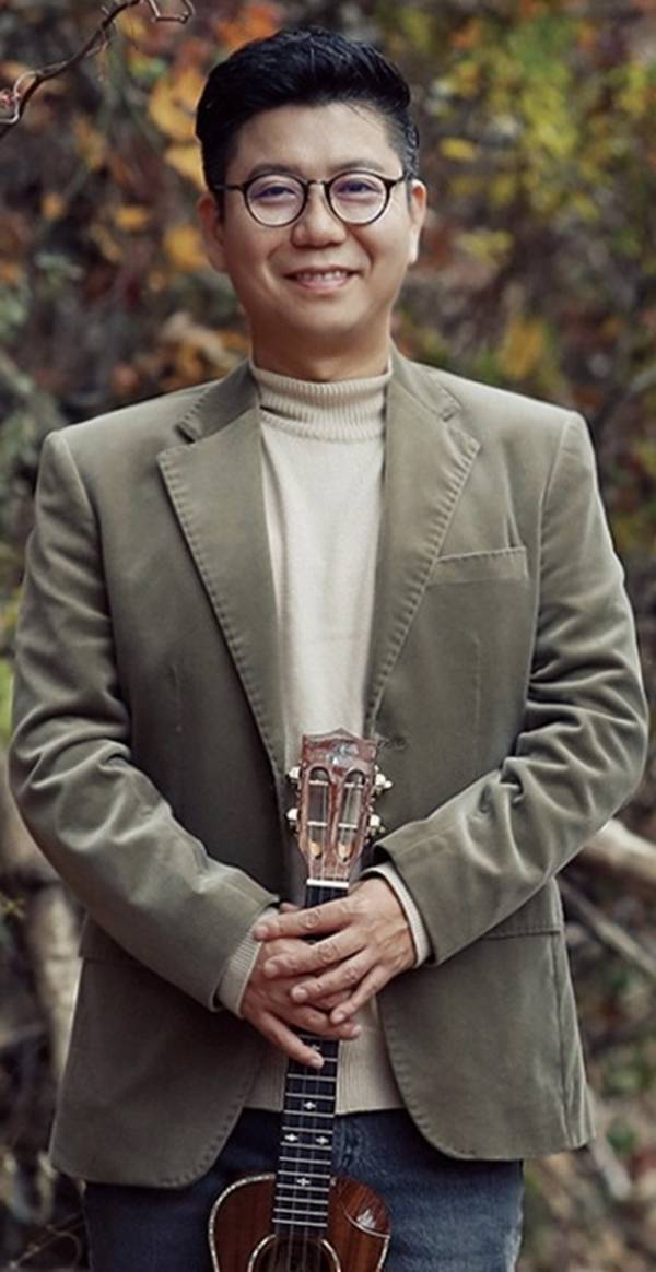 ▲ 영화 '꿈꾸는 사진관' OST 앨범을 발표하는 장태화. 제공|사진작가 신미식