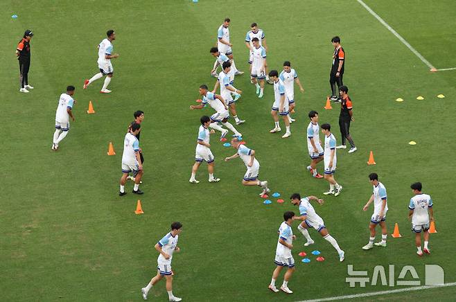 Kim Pan -gon (left black uniform) is watching the training of team K -League players. /Photo = Newsis