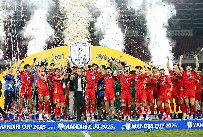 김상식 감독이 이끄는 베트남 23세 이하(U-23) 축구대표팀이 29일(한국시간) 인도네시아 자카르타의 겔로라 붕 카르노 스타디움에서 열린 인도네시아와의 2025 아세안축구연맹(AFF) U-23 챔피언십 결승에서 1-0으로 승리한 뒤 우승 세리머니를 하고 있다. /사진=베트남축구협회 제공