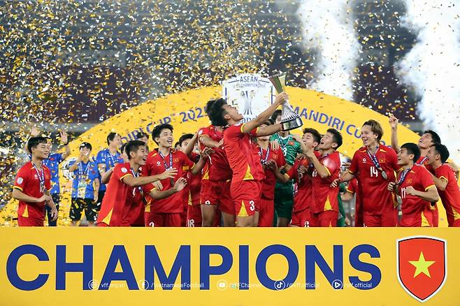 김상식 감독이 이끄는 베트남 23세 이하(U-23) 축구대표팀이 29일(한국시간) 인도네시아 자카르타의 겔로라 붕 카르노 스타디움에서 열린 인도네시아와의 2025 아세안축구연맹(AFF) U-23 챔피언십 결승에서 1-0으로 승리한 뒤 우승 세리머니를 하고 있다. /사진=베트남축구협회 제공