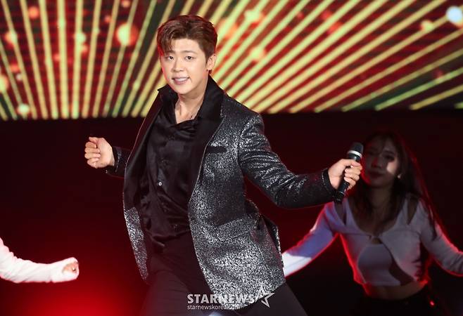 (부산=뉴스1) 권현진 기자 = 가수 박지현이2024년 10월 5일 부산 해운대구 해수욕장 특설 무대에서 열린 2024 K-뮤직 시즌 '굿밤 콘서트 in 부산'에 출연해 화려한 무대를 선보이고 있다. 2024.10.5/뉴스1  Copyright (C) 뉴스1. All rights reserved. 무단 전재 및 재배포,  AI학습 이용 금지. /사진=(부산=뉴스1) 권현진 기자