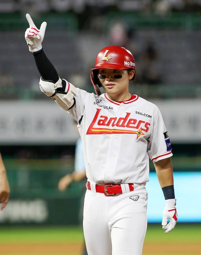 안타를 날리고 세리머니를 하는 정준재. /사진=SSG 랜더스 제공