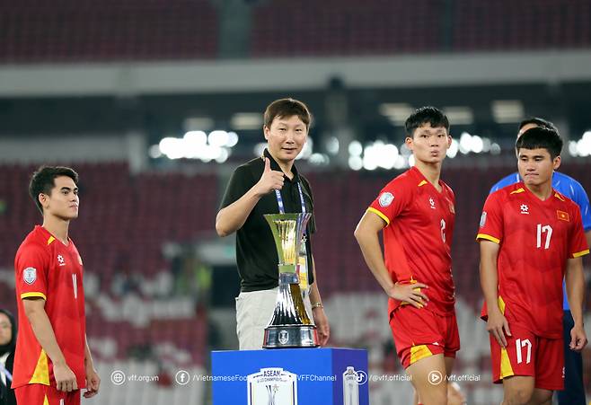 김상식 베트남 축구대표팀 감독이 29일(한국시간) 인도네시아 자카르타의 겔로라 붕 카르노 스타디움에서 열린 인도네시아와의 2025 아세안축구연맹(AFF) U-23 챔피언십 결승에서 베트남의 1-0 승리와 대회 우승을 이끈 뒤 시상식에서 사진을 촬영하고 있다. /사진=베트남축구협회 SNS 캡처