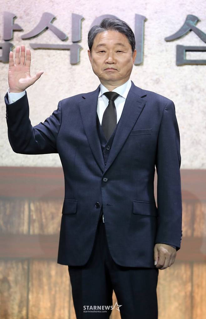 배우 주진모가 8일 오전 서울 강남구 그랜드인터콘티넨탈 파르나스 그랜드 볼룸에서 열린 디즈니+ 드라마 '삼식이 삼촌' 제작발표회에 참석해 포즈를 취하고 있다.   '삼식이 삼촌'은 전쟁 중에도 하루 세끼를 반드시 먹인다는 삼식이 삼촌(송강호 분)과 모두가 잘 먹고 잘 사는 나라를 만들고자 했던 엘리트 청년 김산(변요한 분)이 혼돈의 시대 속 함께 꿈을 이루고자 하는 뜨거운 이야기를 그린 작품으로 오는 15일 첫 방송을 앞두고 있다. 2024.05.08 ㅌ /사진=임성균