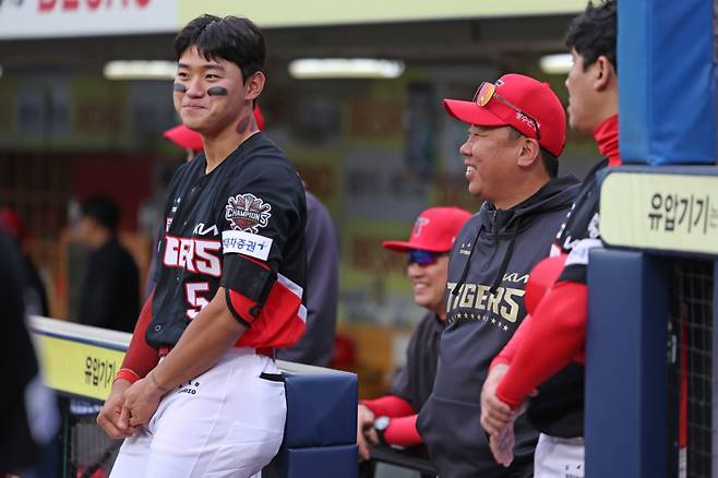 KIA 타이거즈 이범호(오른쪽) 감독과 김도영. /사진=KIA 타이거즈 제공