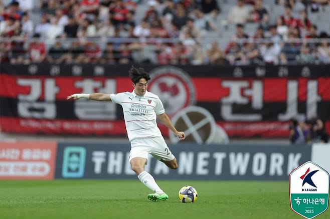 한현서가 왼발 킥을 시도하고 있다. /사진=한국프로축구연맹 제공