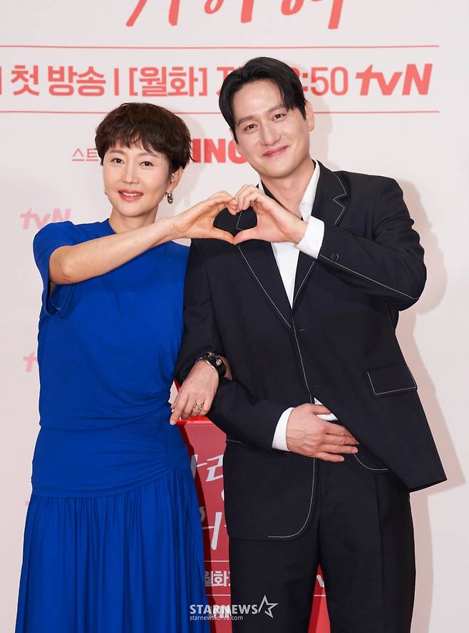 염정아-박해준 '다정한 손하트'[★포토]