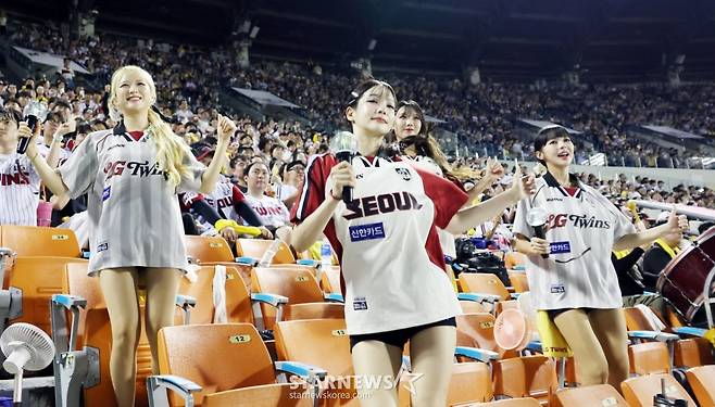 [한번에쓱]'오늘 1승 추가 확실합니다!' LG치어리더 계유진