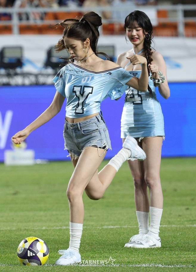 [포토] 안유진 시축에 장원영 깜놀