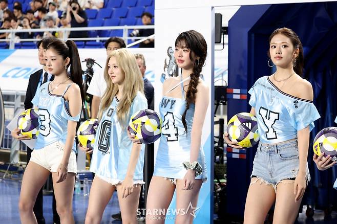 [포토] 장원영 입장에 뉴캐슬 '얼으음~'