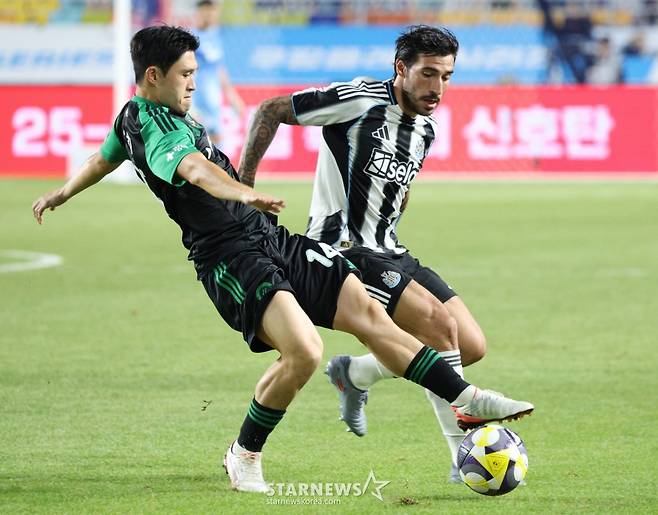 [포토] 이동경 '밀리면 끝장'