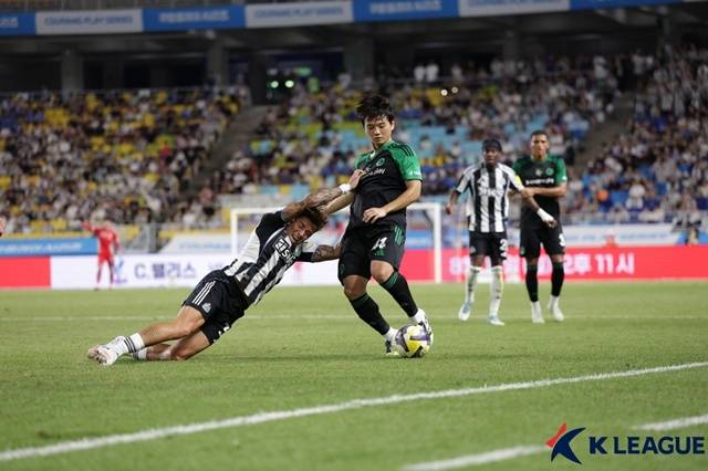 Hwang Do -yun (right) focuses on team K -League matches. /Photo = Korean Professional Football Federation Provided