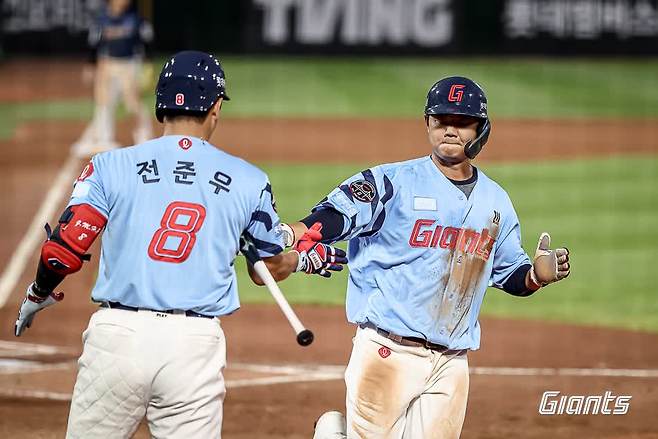 롯데 자이언츠는 29일 부산 사직야구장에서 열린 2025 신한 SOL Bank KBO리그 NC 다이노스와 홈경기에서 6-4로 승리했다. 김태형 롯데 감독은 이날 수비 상황에서 나온 결정적인 실책 3개를 두고 '연승을 이어가려 더 잘하려고 하다 보니 몇 개의 에러가 나온 거 같다. 오늘 경기를 계기로 더욱 좋아질 것'이라며 선수단을 감쌌다. 롯데 자이언츠