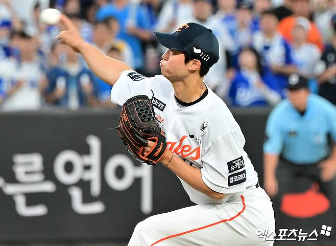 한화 이글스 엄상백이 29일 대전 삼성 라이온즈전에 구원 등판해 투구하고 있다. 대전, 김한준 기자