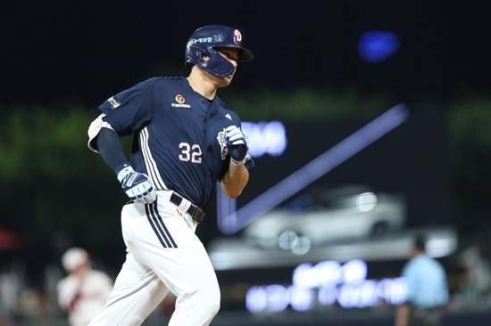 두산 베어스 외야수 김재환이 29일 광주 KIA 타이거즈전에서 개인 통산 274홈런으로 김동주를 넘어 프랜차이즈 최다 홈런 신기록을 작성했다. 두산 베어스