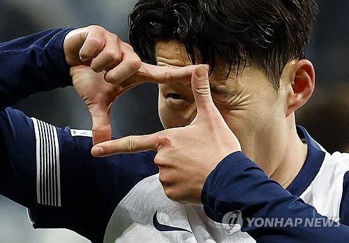 글로벌 축구매체 풋몹은 30일(한국시간) 토마스 프랑크 감독이 손흥민을 토트넘 홋스퍼에 남겨두고 그의 다재다능함을 활용하고 싶어 한다고 보도했다. 토트넘 주장 손흥민은 현재 미국 메이저리그사커(MLS)의 LA FC의 러브콜을 받고 있다. 손흥민의 이적설이 나오자 프랑크 감독은 손흥민의 중요성을 강조하면서 그의 재능을 활용하는 방법에 대해 언급했다. 연합뉴스