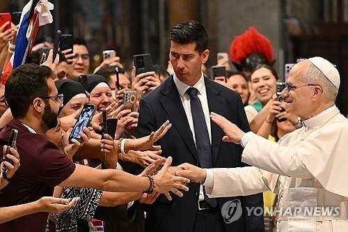 29일(현지시간) 디지털 선교사 및 인플루언서들 만난 레오 14세 [AFP 연합뉴스 자료사진. 재판매 및 DB 금지]