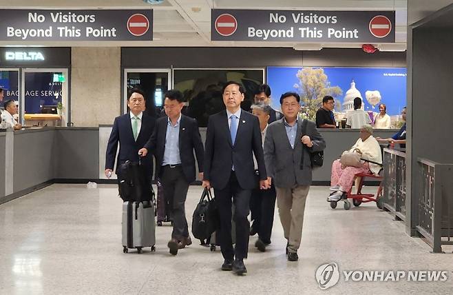 미국 도착한 구윤철 부총리 겸 기재부 장관 (워싱턴=연합뉴스) 박성민 특파원 = 구윤철 부총리 겸 기획재정부 장관이 29일(현지시간) 워싱턴DC 인근 덜레스 국제공항을 통해 미국에 입국하고 있다. 2025.7.30 min22@yna.co.kr