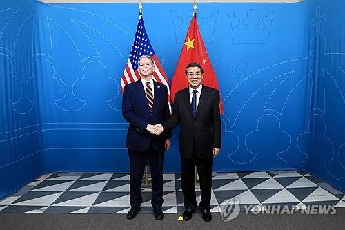 스콧 베선트 미국 재무장관(왼쪽)과 허리펑 중국 국무원 부총리 [AFP 연합뉴스. 재판매 및 DB 금지]