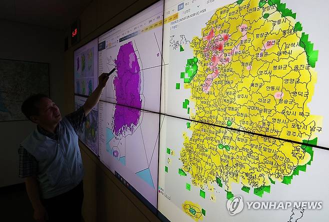 전국이 폭염 (수원=연합뉴스) 홍기원 기자 = 29일 경기도 수원시 권선구 수도권기상청에서 예보관이 폭염 특보 상황 등을 보여주고 있다.
    내륙에서 폭염특보가 내려지지 않은 유일한 지역이었던 강원 태백에 이날 오전 10시를 기해 폭염주의보가 발령됨에 따라 이제 183개 육상 기상특보 구역 중 88%인 161곳에 폭염경보, 11%인 20곳에 폭염주의보가 내려진 상황이다. 폭염특보가 발령되지 않은 곳은 한라산(제주산지)과 추자도 두 곳뿐이다. 2025.7.29 xanadu@yna.co.kr