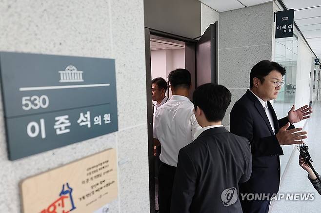 이준석 의원실 들어가는 김건희특검 관계자들 (서울=연합뉴스) 박동주 기자 = 개혁신당 김정철 최고위원이 30일 서울 여의도 국회 의원회관 이준석 의원실 앞에서 '김건희특검 관련 압수수색 절차적 문제점 및 준항고 주요 이유 언론 브리핑'을 하고 있는 가운데 특검 관계자들이 압수수색을 위해 의원실로 들어가고 있다. 2025.7.30 pdj6635@yna.co.kr