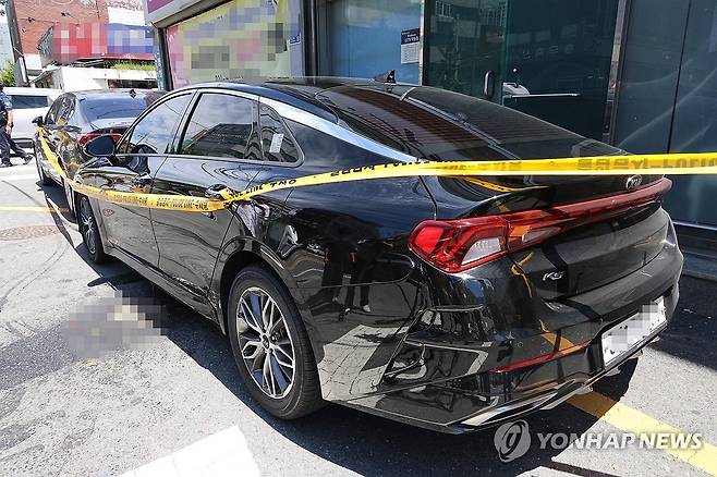 대전 전 연인 살해 20대 남성, 도주 약 24시간 만에 긴급체포 (대전=연합뉴스) 강수환 기자 = 30일 오전 11시 45분께 대전 중구 한 지하차도 근처에서 전 연인을 살해한 혐의를 받는 A(20대)씨가 도주 약 24시간 만에 긴급체포 됐다. 사진은 A씨가 도주에 이용한 렌터카 주변으로 폴리스라인이 처져 있는 모습. 2025.7.30 swan@yna.co.kr