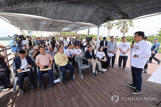 신양섭지해수욕장 찾은 조승래 대변인 (서귀포=연합뉴스) 박지호 기자 = 조승래 대통령 직속 국정기획위원회 대변인이 30일 오전 제주 서귀포시 성산읍 신양섭지해수욕장을 찾아 구멍갈파래 유입 피해와 관련해 주민들의 의견을 수렴하고 있다. 2025.7.30 jihopark@yna.co.kr