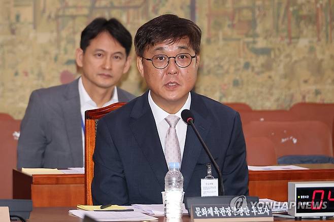 답변하는 최휘영 문체부 장관 후보자 (서울=연합뉴스) 김주성 기자 = 최휘영 문화체육관광부 장관 후보자가 29일 국회 문화체육관광위원회에서 열린 인사청문회에서 위원 질의에 답하고 있다. 2025.7.29 utzza@yna.co.kr