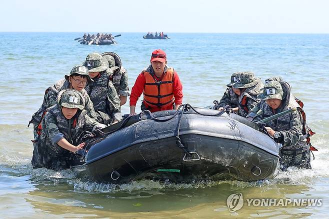 고무보트 옮기는 해병대 캠프 참가자 (포항=연합뉴스) 손대성 기자 = 30일 경북 포항시 남구 도구해수욕장 일원에서 열린 여름 해병대 캠프에서 참가자들이 IBS(소형고무보트) 체험을 한 뒤 보트를 육지로 옮기고 있다. 2025.7.30 sds123@yna.co.kr