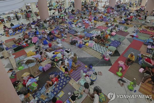 태국-캄보디아 교전 피난민들 (수린주[태국] AP=연합뉴스) 30일(현지시간) 태국 동부 수린주에서 태국과 캄보디아의 교전 사태를 피해 달아난 피난민들이 대피소에 모여 있다. 2025.07.30