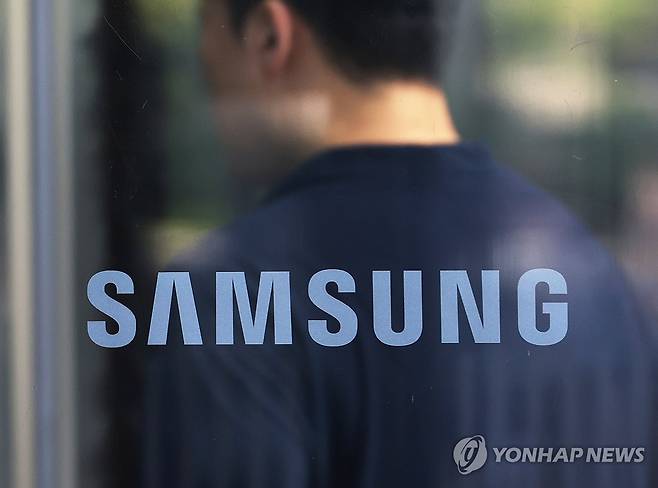 삼성전자, 22.8조원 규모 반도체 위탁생산 계약 수주 (서울=연합뉴스) 최재구 기자 = 삼성전자가 글로벌 대형기업과 총 22조7천648억원 규모의 반도체 위탁생산(파운드리) 공급 계약을 체결했다고 공시한 28일 서울 서초구 삼성전자 서초사옥으로 관계자들이 출입하고 있다. 2025.7.28 jjaeck9@yna.co.kr