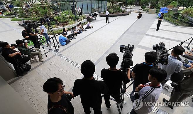 윤석열, 김건희특검 이틀째 불출석 (서울=연합뉴스) 최재구 기자 = 윤석열 전 대통령이 김건희 여사와 관련한 여러 의혹을 수사하는 민중기 특별검사팀의 소환 조사에 재차 불출석했다. 특검팀은 30일 오전 10시 종로구 KT광화문빌딩 웨스트에 마련된 사무실로 윤 전 대통령을 불렀으나 그는 출석하지 않았다. 사진은 이날 특검 사무실 앞에 대기중인 취재진. 2025.7.30 jjaeck9@yna.co.kr