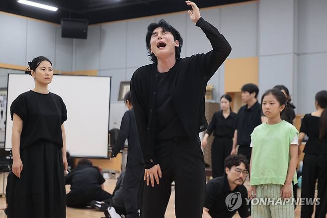 열연하는 '심봉사' 역의 김준수 (서울=연합뉴스) 류효림 기자 = 국립창극단 배우 김준수가 30일 서울 중구 국립극장 뜰아래연습장에서 열린 국립창극단 신작 '심청' 연습실 공개 및 라운드 인터뷰에서 주요 장면을 시연하고 있다. 2025.7.30 ryousanta@yna.co.kr