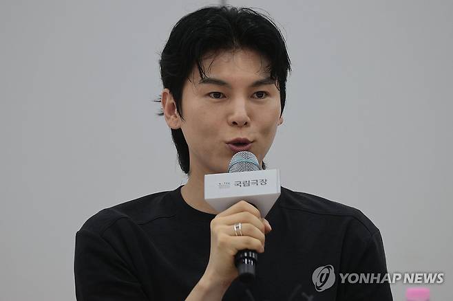 인사말하는 김준수 (서울=연합뉴스) 류효림 기자 = 국립창극단 배우 김준수가 30일 서울 중구 국립극장 뜰아래연습장에서 열린 국립창극단 신작 '심청' 연습실 공개 및 라운드 인터뷰에서 인사말을 하고 있다. 2025.7.30 ryousanta@yna.co.kr